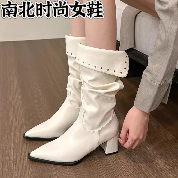 2024年秋冬新款法式尖头西部牛仔靴女铆钉褶皱堆堆粗跟短筒瘦瘦靴