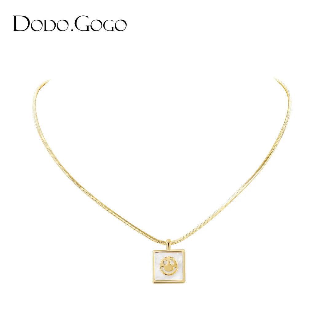 DODOGOGO 合金项链 笑脸方块项链轻奢小众高级感锁骨链女吊坠颈链