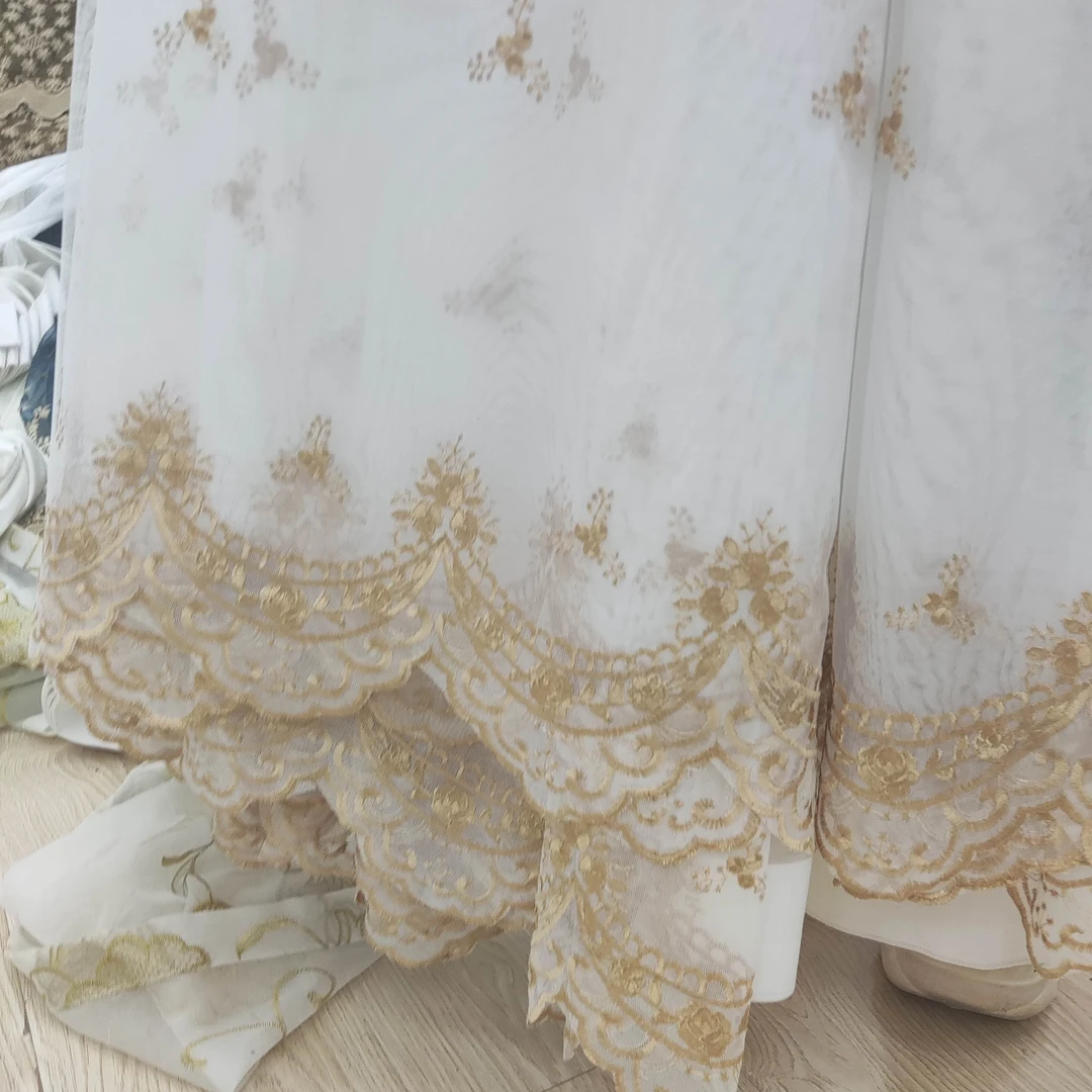 2003白色咖绣纱帘宽1.95高2.65钩款