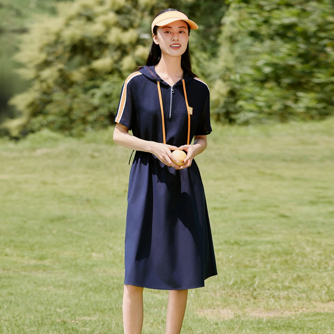 歌蒂诗2024夏专柜新款休闲舒适抽绳收腰连帽运动连衣裙 1E14L1018