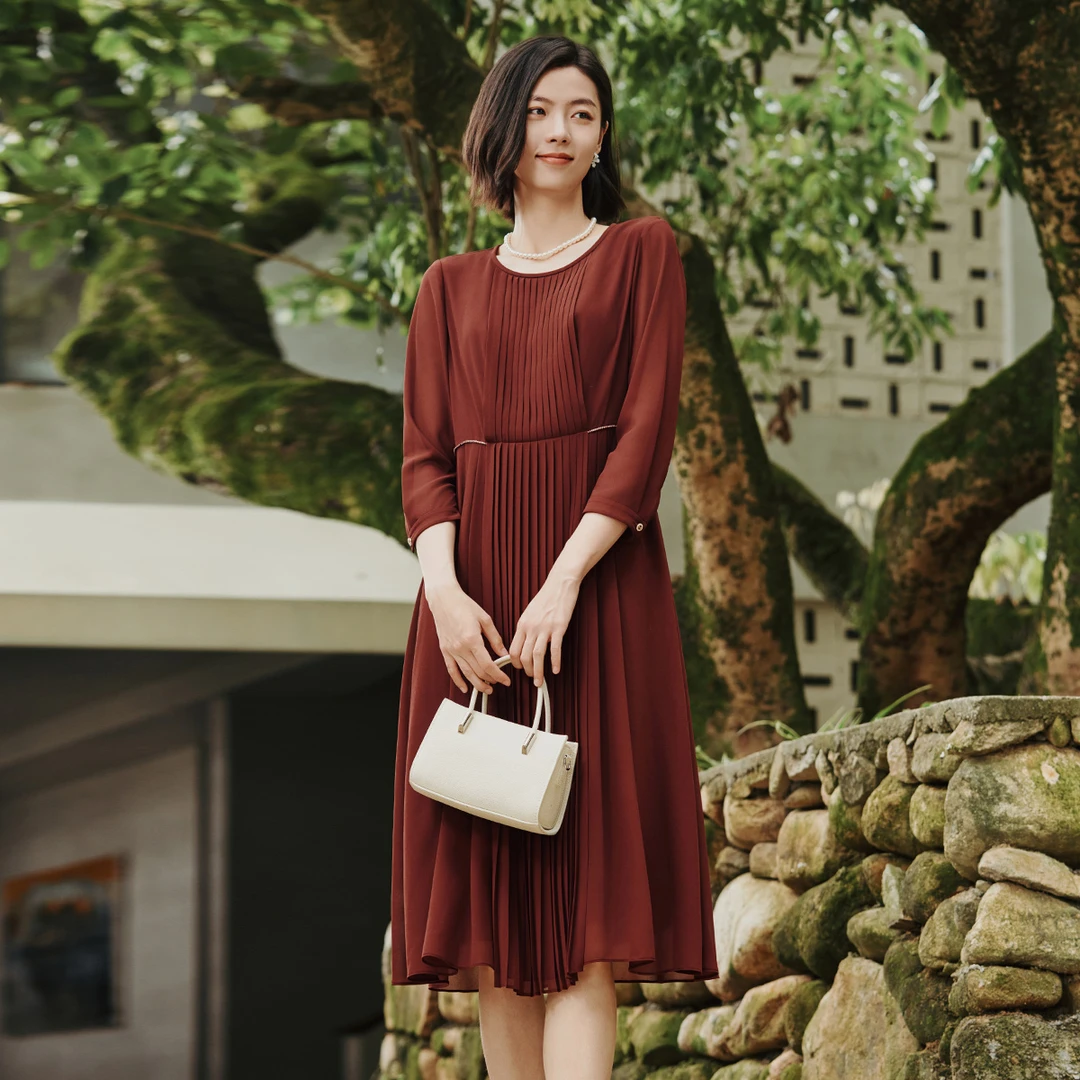 歌蒂诗2024秋季专柜新款时尚经典百褶显瘦收腰连衣裙女 1E31L2251