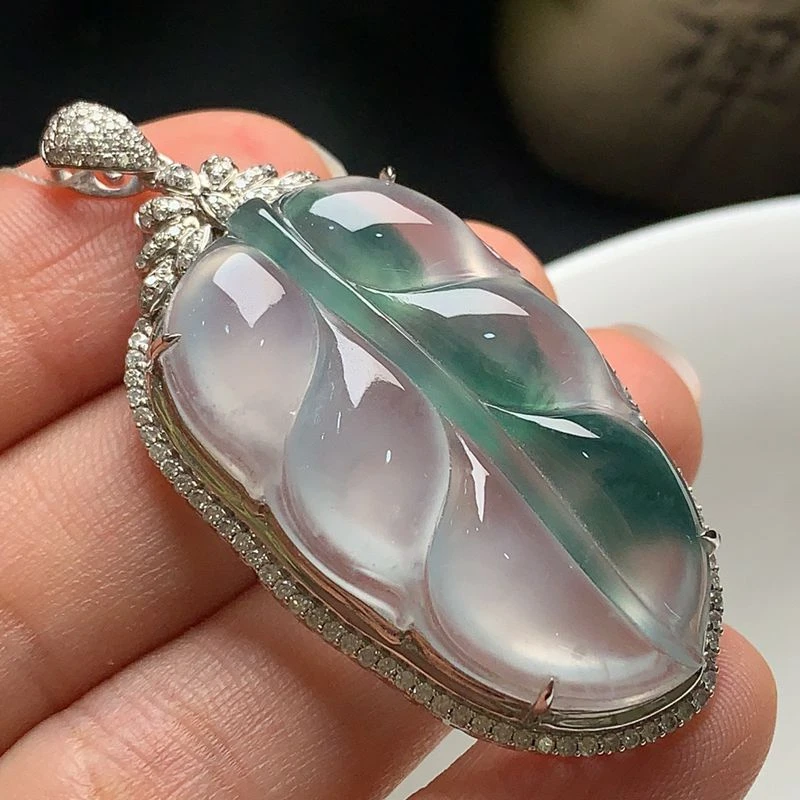 18k金镶嵌天然翡翠吊坠高冰树叶 女款精致满钻镶钻精美叶子通透