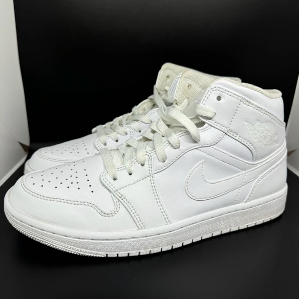 42.5码 /二手/ Nike aj1 纯白 中帮复古篮球鞋 假一赔四