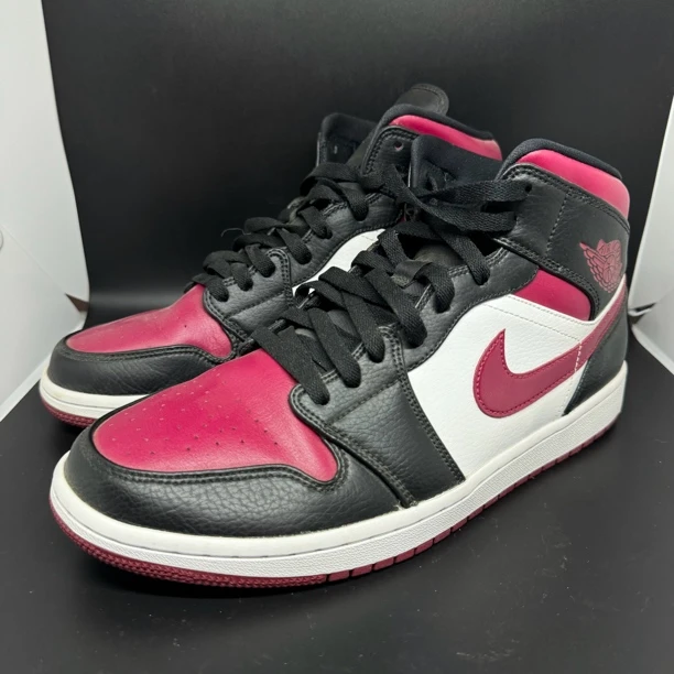 44.5码 /二手/ Nike aj1 黑白红 中帮板鞋 假一赔四