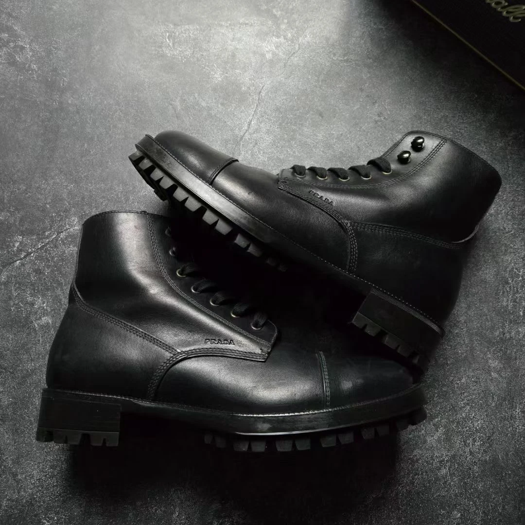 99新 Prada/普拉达 41.5码 黑色牛皮高帮马丁靴