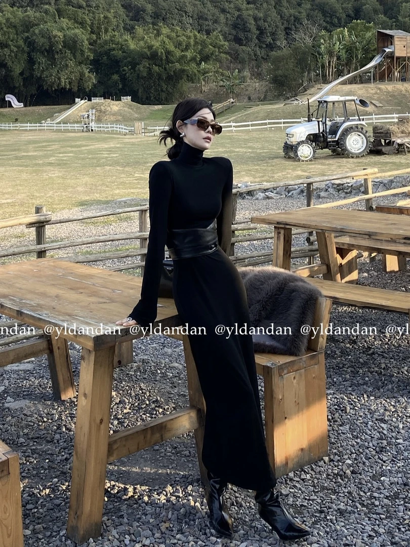 御姐半高领黑色秋冬高级感收腰塑腰性感包臀长裙百搭显瘦连衣裙女