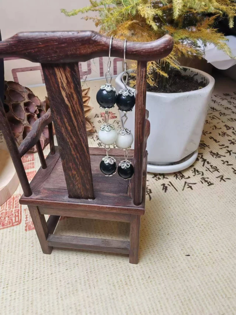 岫玉黑白配卡12耳坠