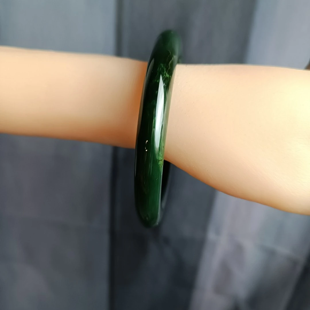 天然菠菜绿飘翠小窄条多样性发货和田玉和田玉(有瑕疵)佩戴美好