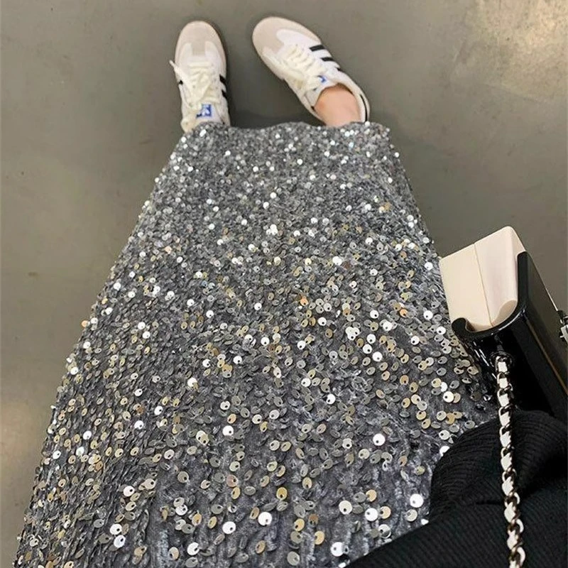 赫本小黑裙2023秋冬新款重工丝绒亮片高级感中长款包臀开叉半身裙