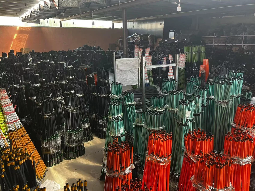 随机路亚装备（路亚竿、渔轮、鱼线、控鱼器、路亚钳其中一个）