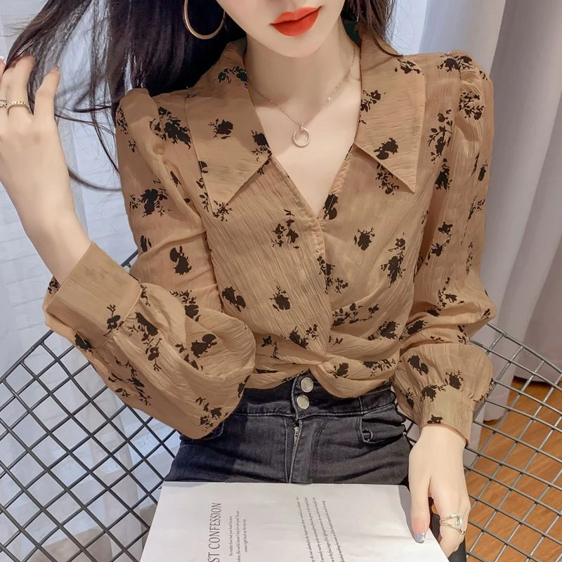 2024春季上衣女短款v领显瘦印花新款韩版衬衫女长袖港味复古通勤