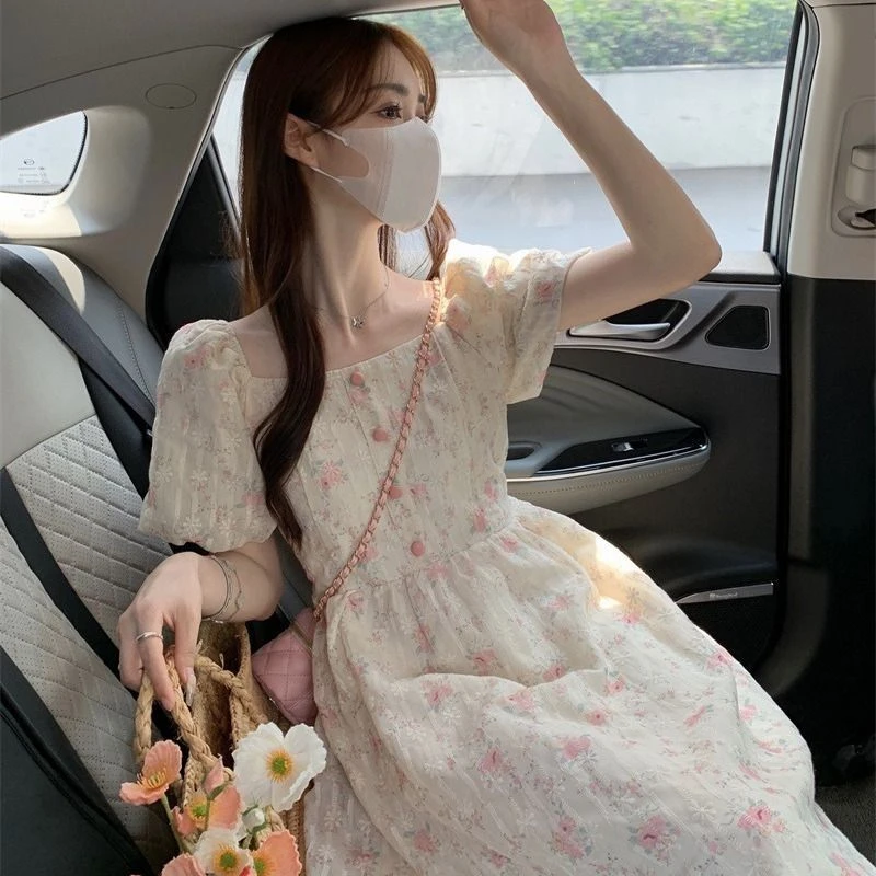 温柔碎花连衣裙2024夏季新款法式收腰气质显瘦方领泡泡裙子长裙