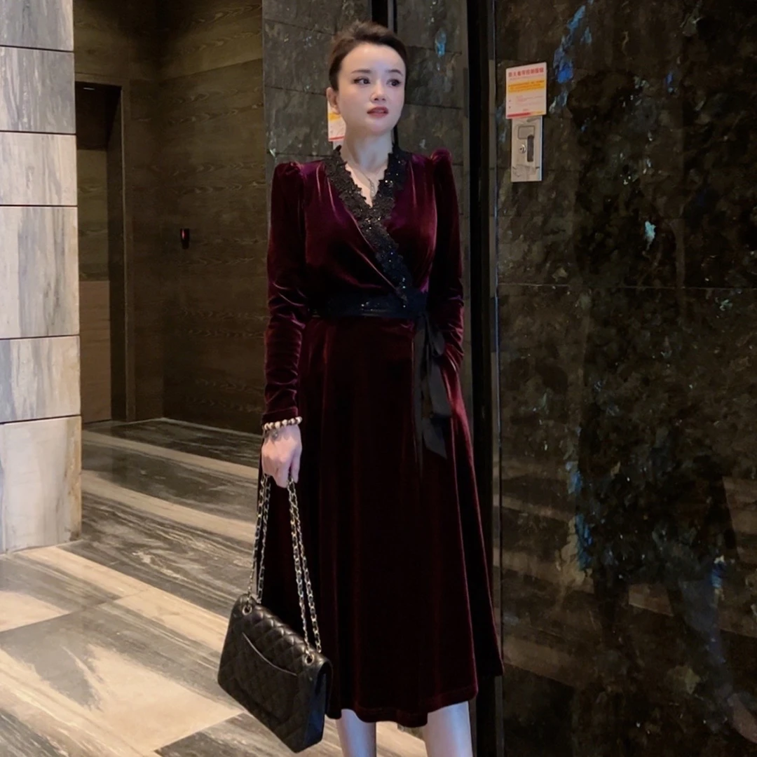 唯伊公馆秋冬新款金丝绒绑带一片式V领长袖红色显瘦连衣裙98531