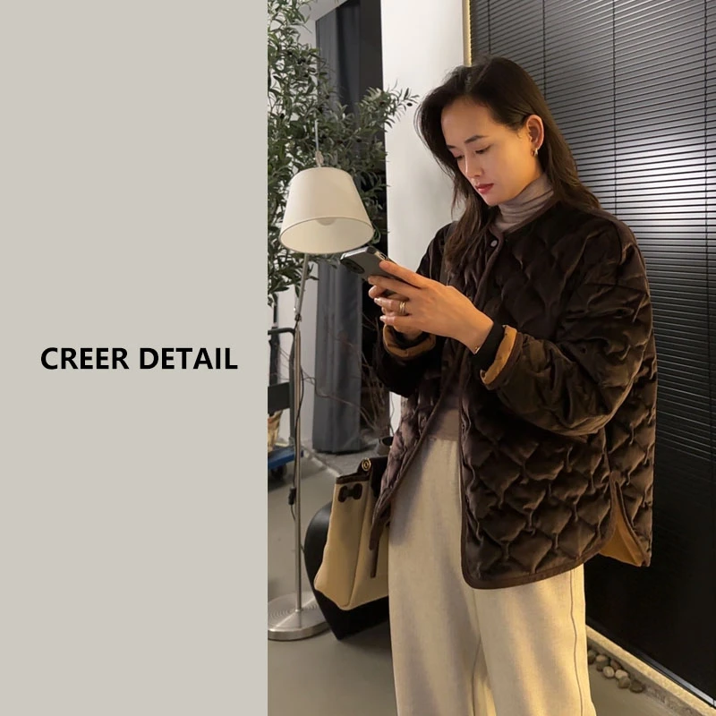 风度和温度并存的咖色丝绒菱格鹅绒服90绒有廓形不显胖