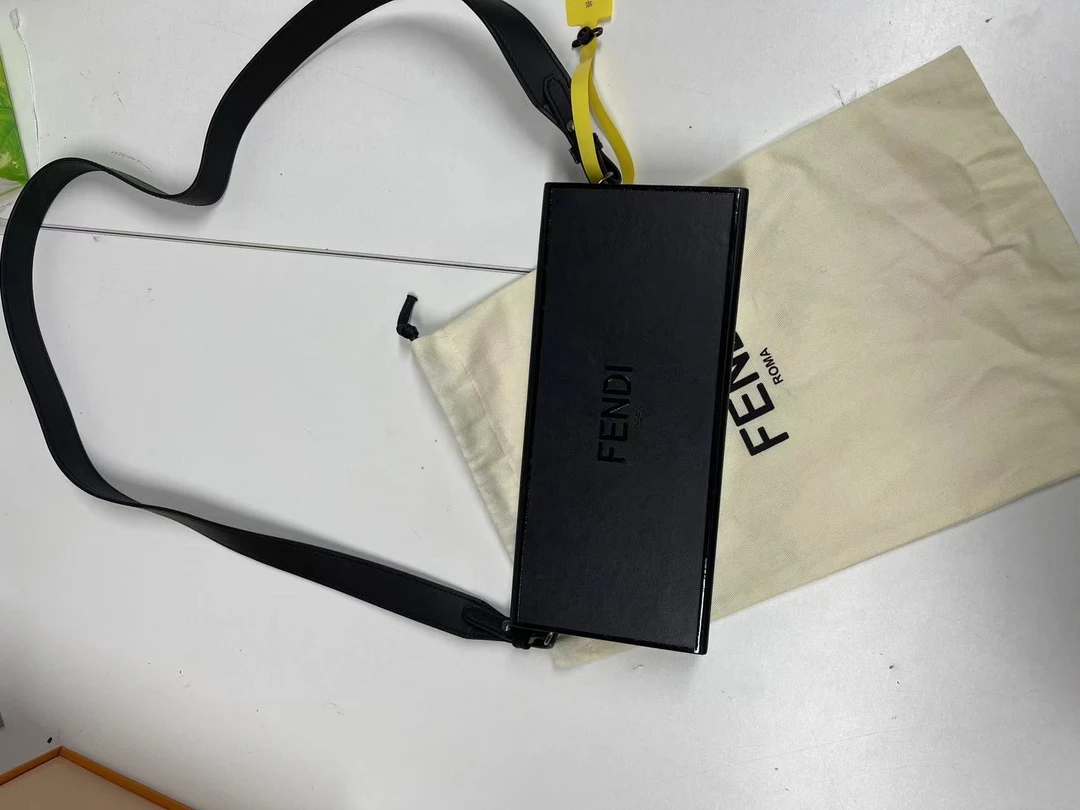 FENDI/芬迪 时尚  斜跨 盒子包/码/95+新/XG-Y15236