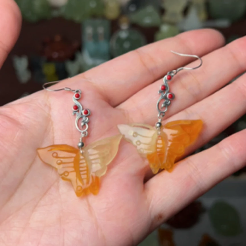 岫玉花玉俏色福蝶耳坠