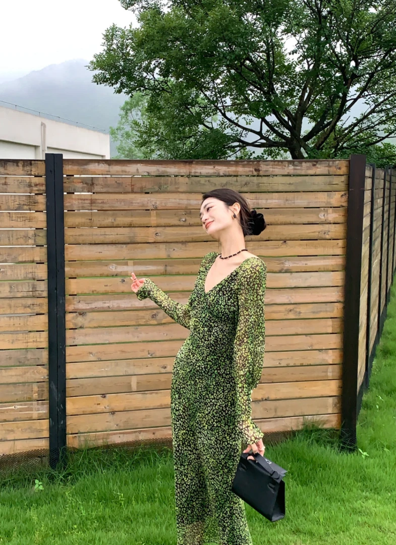 金南一 【绿野盛会】100桑蚕丝03双绉16姆米斜裁V领印花连衣裙