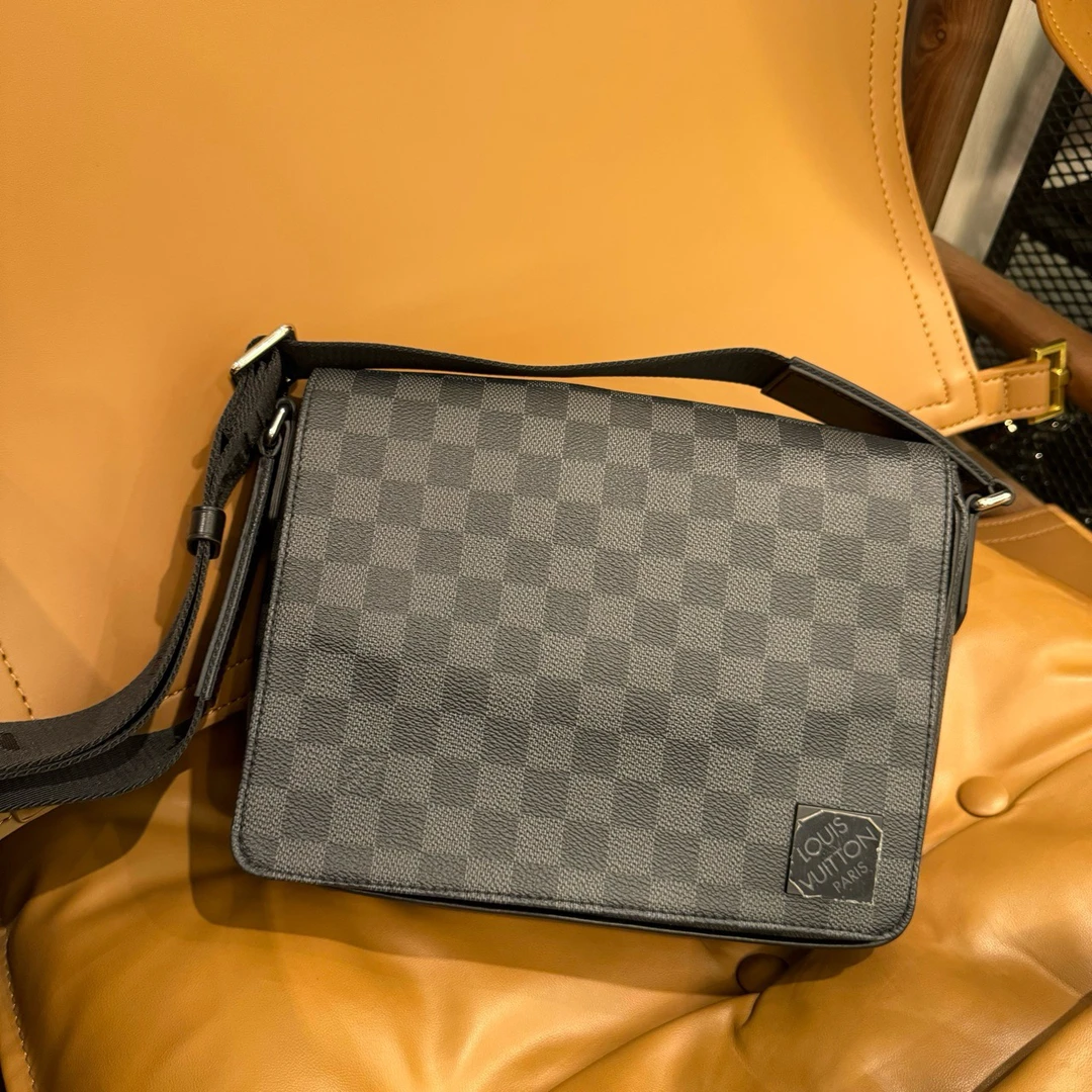 99新 LouisVuitton/路易威登 LV district棋盘格小号斜挎包
