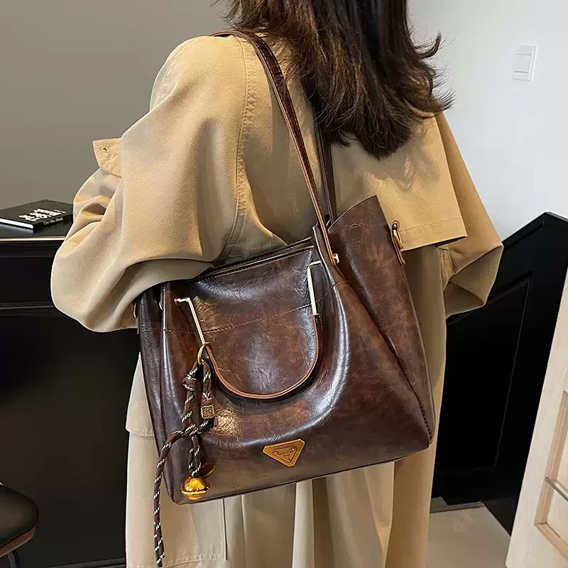 复古包包女秋冬季2024新款百搭单肩斜挎包今年流行爆款手提水桶包