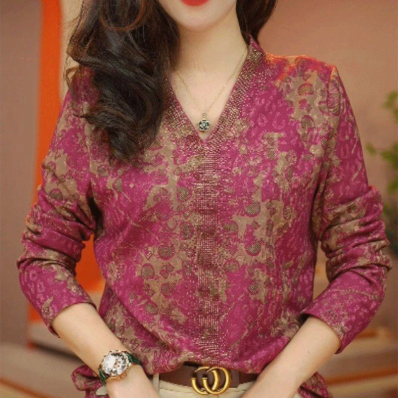 洋气烫钻V领加绒加厚上衣2024秋冬新款宽松显瘦妈妈长袖小衫外穿
