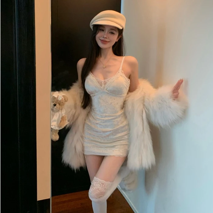 白色连衣裙女高级感秋冬蕾丝吊带裙性感法式丝绒修身包臀内搭裙子