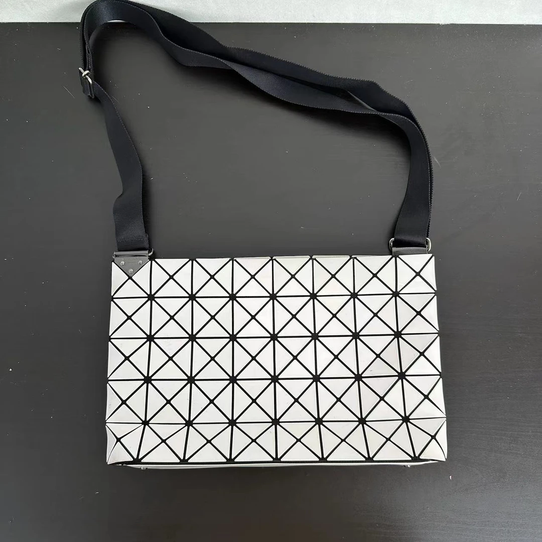 95新 Issey Miyake/三宅一生 【文子姐专属】/D1731/三宅一生单肩包