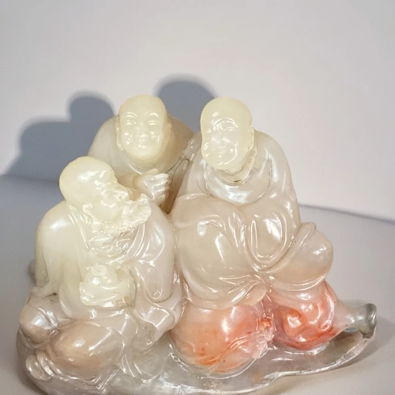 作品：三仙 以圆雕技法设计人物摆件雕刻而成