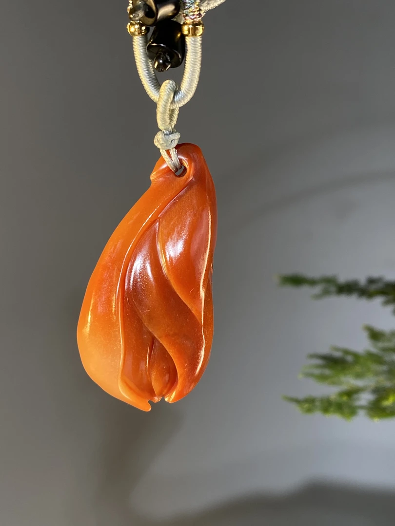 寿山石芙蓉玉兰花挂坠，精致雕刻，花香韵雅，尽显东方女性温婉气质。