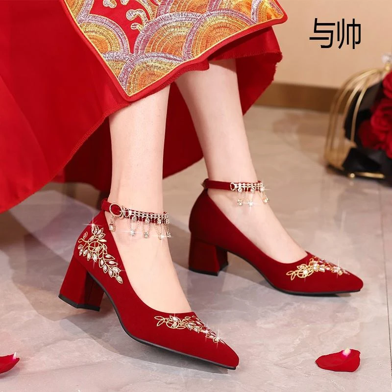 与帅秀禾服婚鞋女2024新款红色高跟鞋不累脚新娘粗跟孕妇中式婚纱