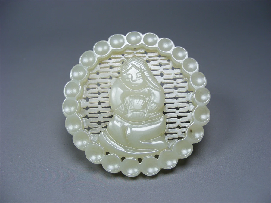 民国-几十年的和田玉单面工手工雕镂空打洼连珠纹少女大圆佩