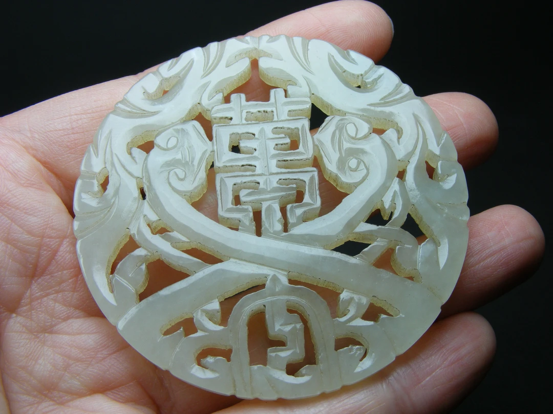民国-几十年的和田青白玉双面拉丝工镂空双螭龙如意“萬安”大圆佩