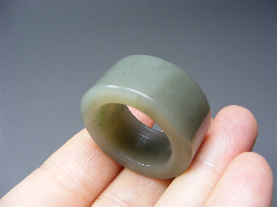 民国-几十年的和田青玉带青花大宽边戒指