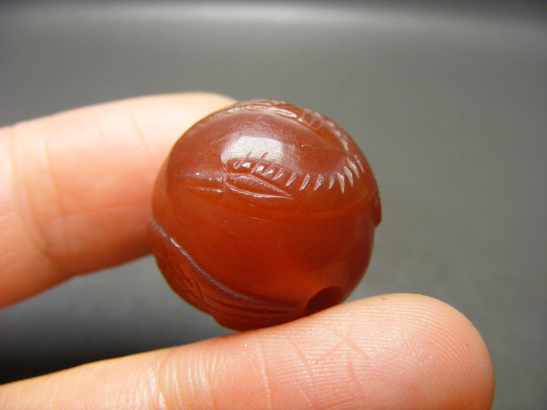 几十年的酒红色缠丝玛瑙手工雕通天孔浅浮雕飞雁纹大圆珠