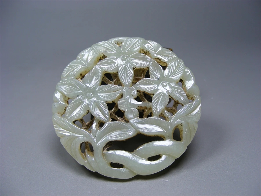 民国-几十年的和田青白玉单面拉丝工手工雕镂空浅打洼花卉大圆佩