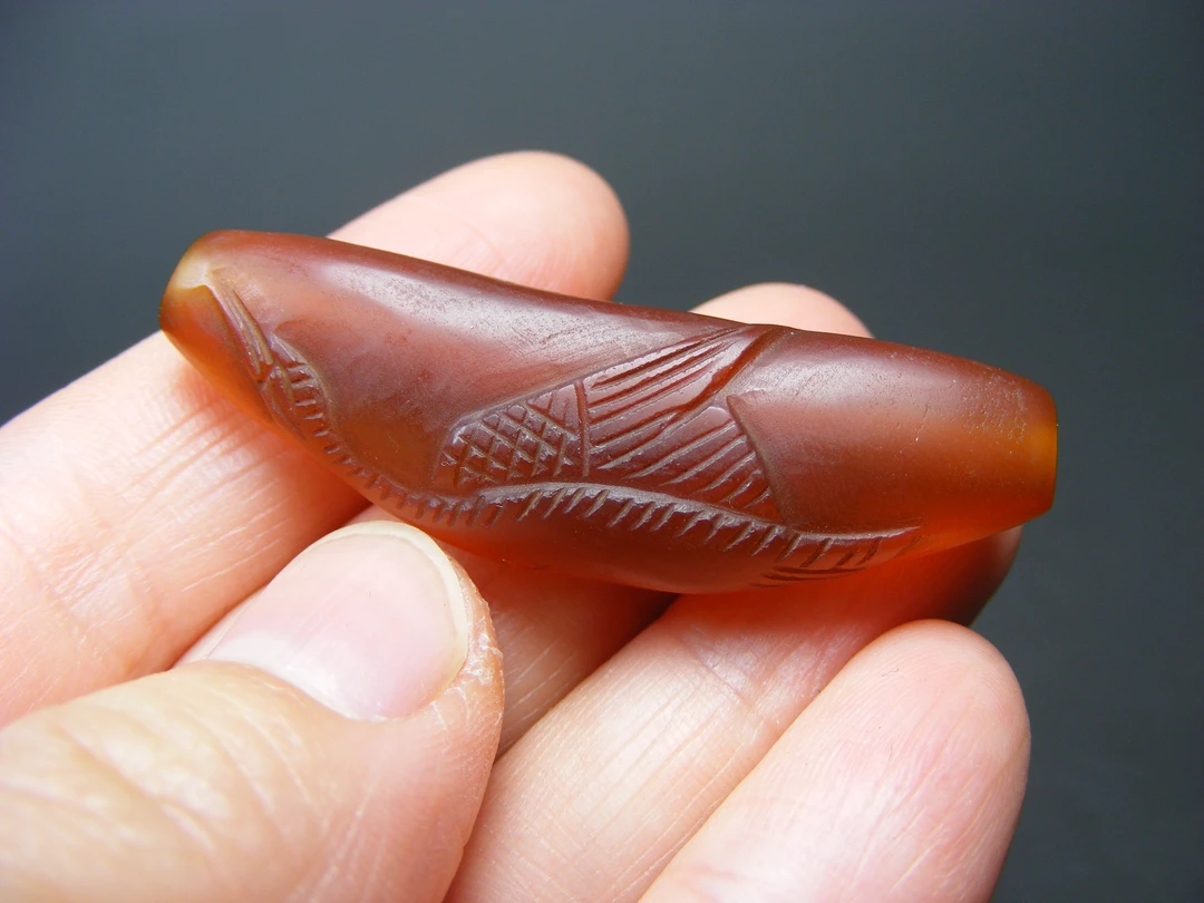 西亚上百年的红色缠丝玛瑙浅浮雕荷叶飞雁纹鼓腹弧形大型长管珠
