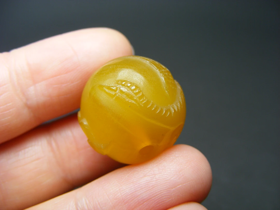 几十年的鸡油黄色缠丝玛瑙手工雕通天孔浅浮雕飞雁灵芝纹大圆珠