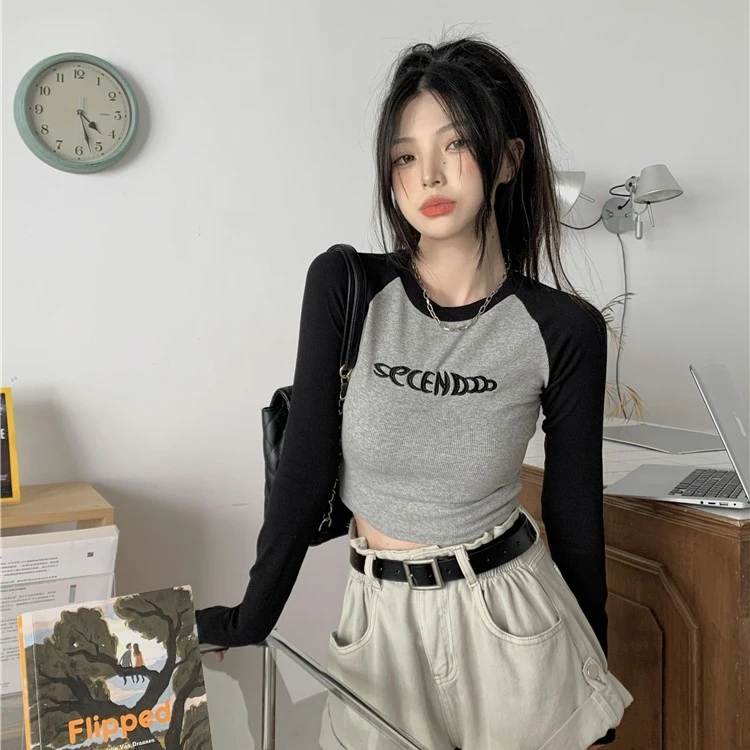 2025年春秋季拼色短款长袖字母刺绣t恤修身显瘦打底衫辣妹上衣女