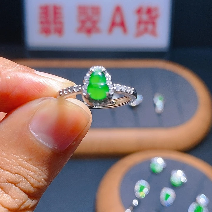 翡翠耳饰未镶嵌