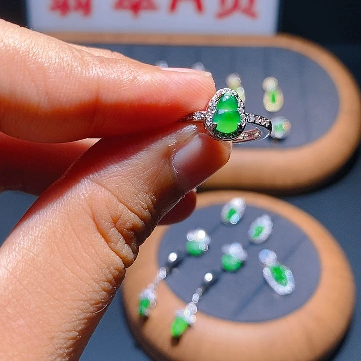 翡翠耳饰未镶嵌