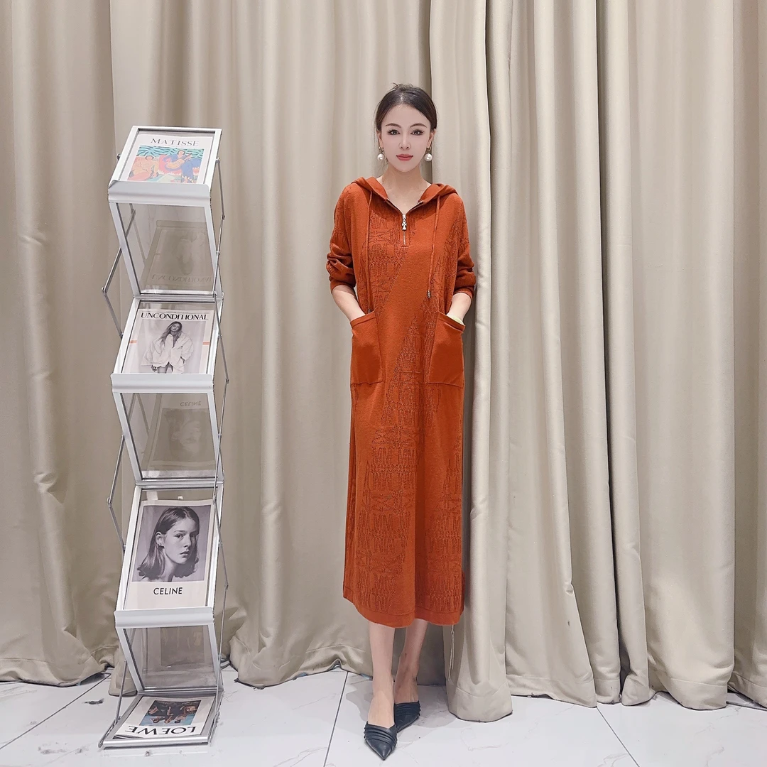 5428暖冬橘色带帽设计师秋冬长款提花轻奢针织连衣裙