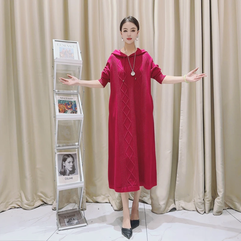 5742玫红时尚气质设计师秋冬长款轻奢针织带帽连衣裙连帽休闲