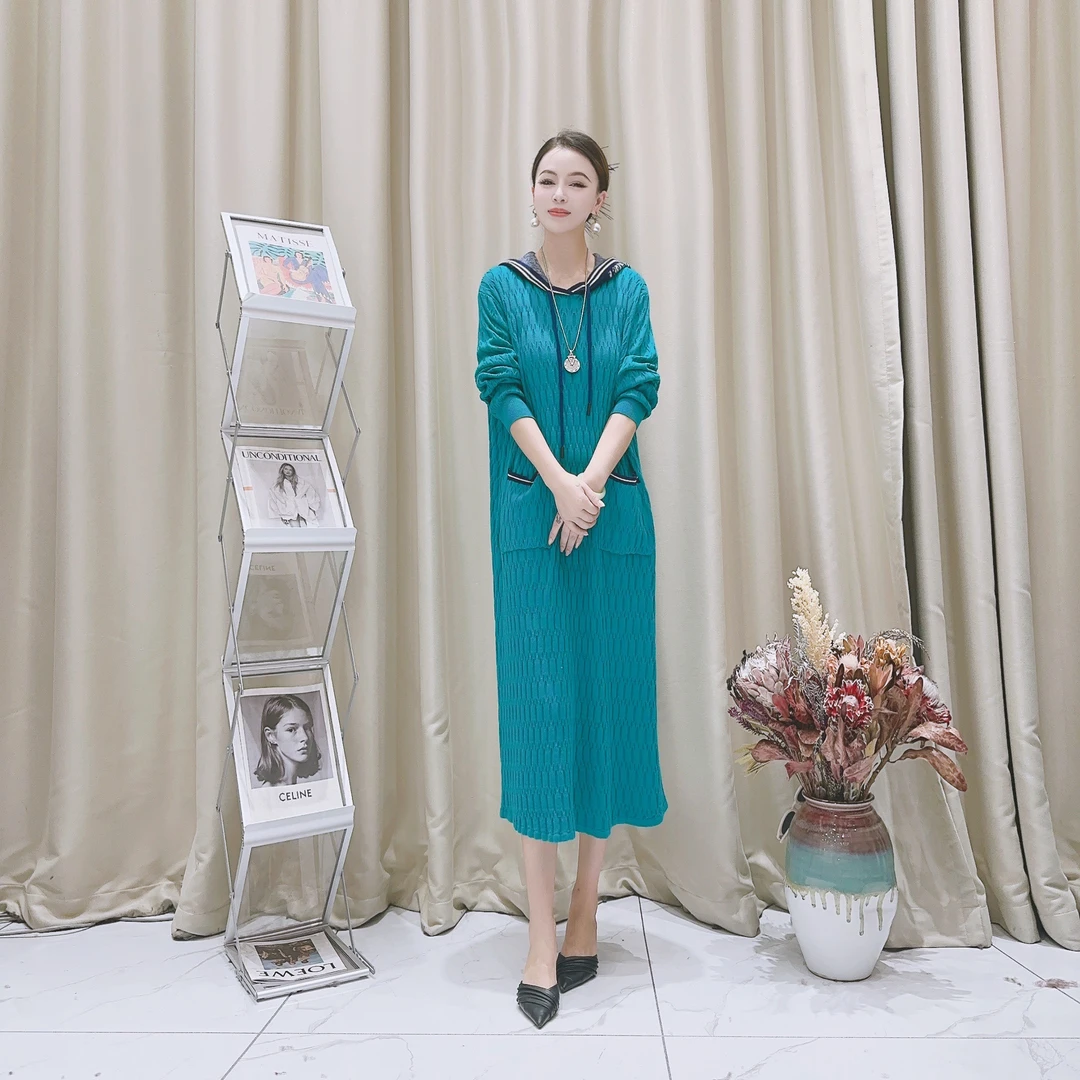 5549时尚气质设计师秋冬长款轻奢针织带帽连衣裙