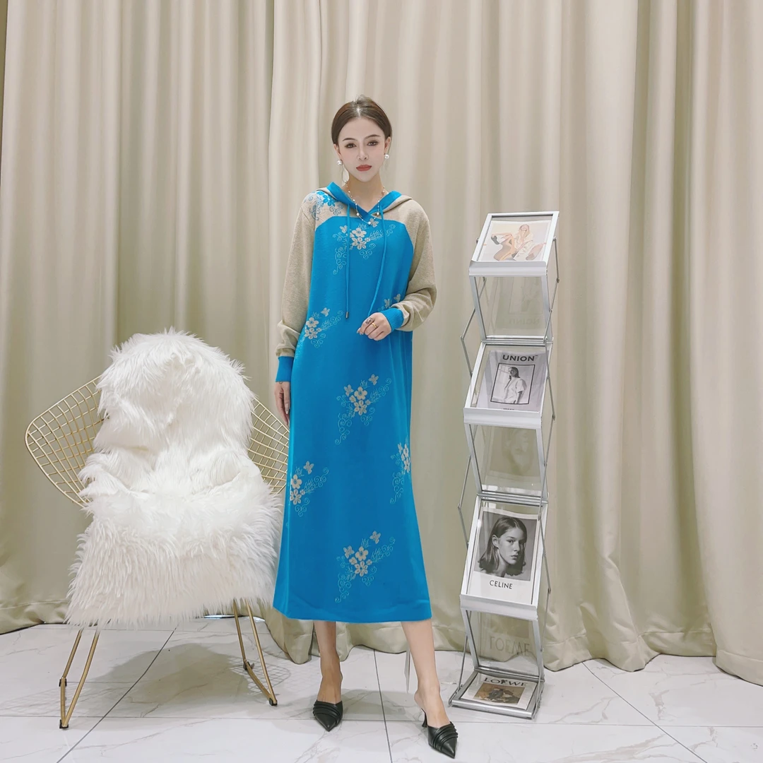 526蓝卡其色气质设计师秋冬长款提花轻奢针织带帽连衣裙蓝色