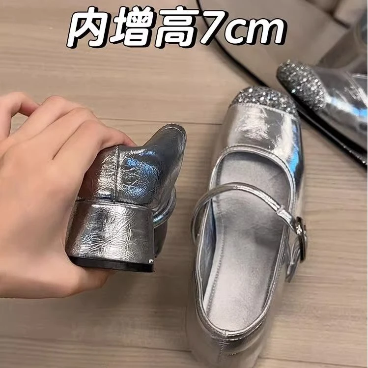 小个子隐形内增高单鞋女2025秋季新款百搭亮片粗跟一字扣玛丽珍鞋