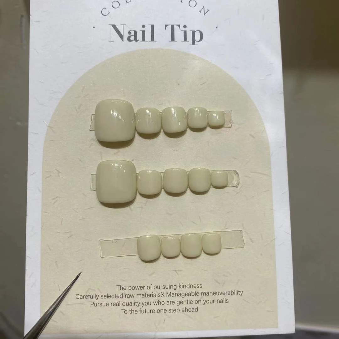 奶白色手工穿戴式裸色简约流行色显白时尚可拆卸美甲贴片