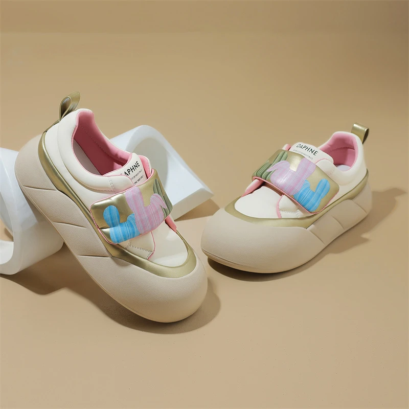 达芙妮板鞋女款2025新款春季魔术贴女鞋厚底潮百搭大头丑萌面包鞋