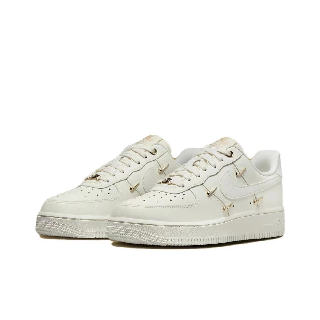 NIKE/耐克女鞋奶油白AF1四勾空军复古休闲板鞋FV3654-111