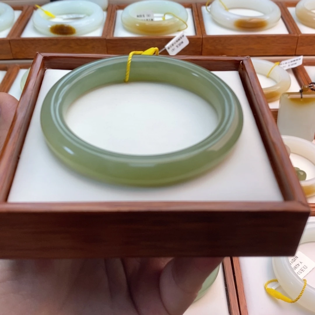 和田玉手镯未镶嵌一**秋