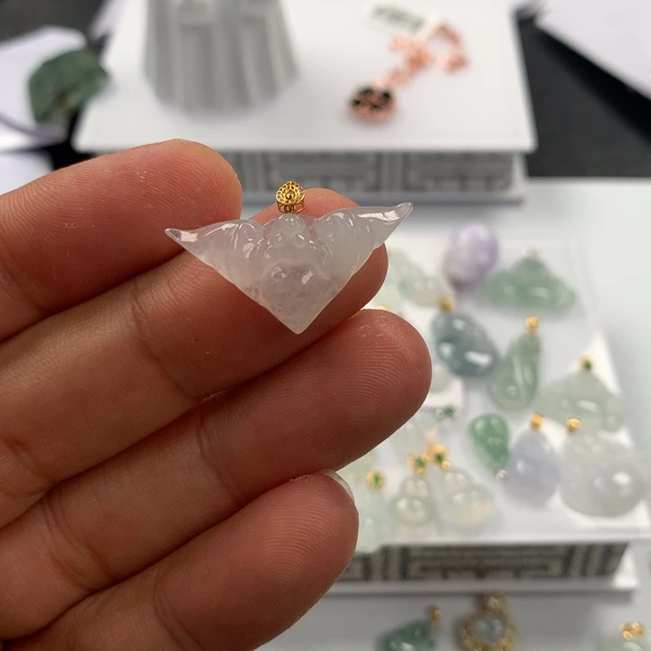 翡翠颈饰18K金镶嵌Y**Z蝙蝠