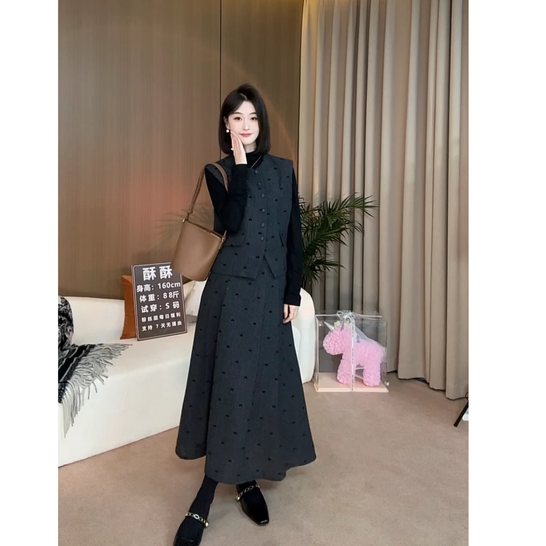 复古气质高级感套装女秋季外搭黑色小众马甲遮肚藏肉半身裙三件套
